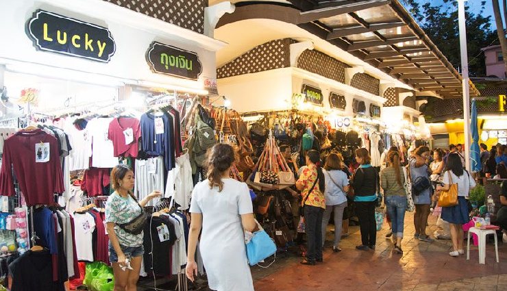 best shopping in bangkok,emquartier shopping mall,siam square,asiatique the riverfront,damnoen saduak floating market,chatuchak weekend market,mbk center,patpong night market,union mall,victory monument market,platinum mall bangkok