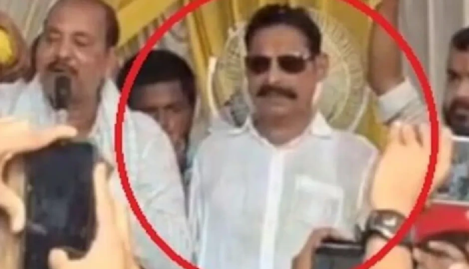 मोकामा में मंच टूटने से पूर्व बाहुबली विधायक अनंत सिंह गिरे, विडियो वायरल