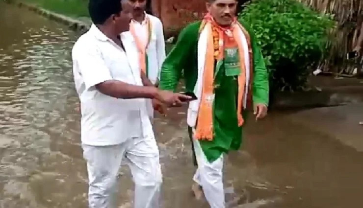 UP News: पदयात्रा करने गए भाजपा विधायक को झेलनी पड़ी ग्रामीणों की नाराजगी; करा दी सीवर के पानी में 'सैर'