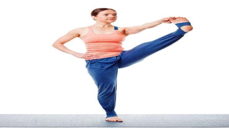 Yoga Day Special: शारीरिक संतुलन को बढ़ाता है उत्थित हस्त पादंगुष्ठासन, जानें इसकी विधि और फायदे