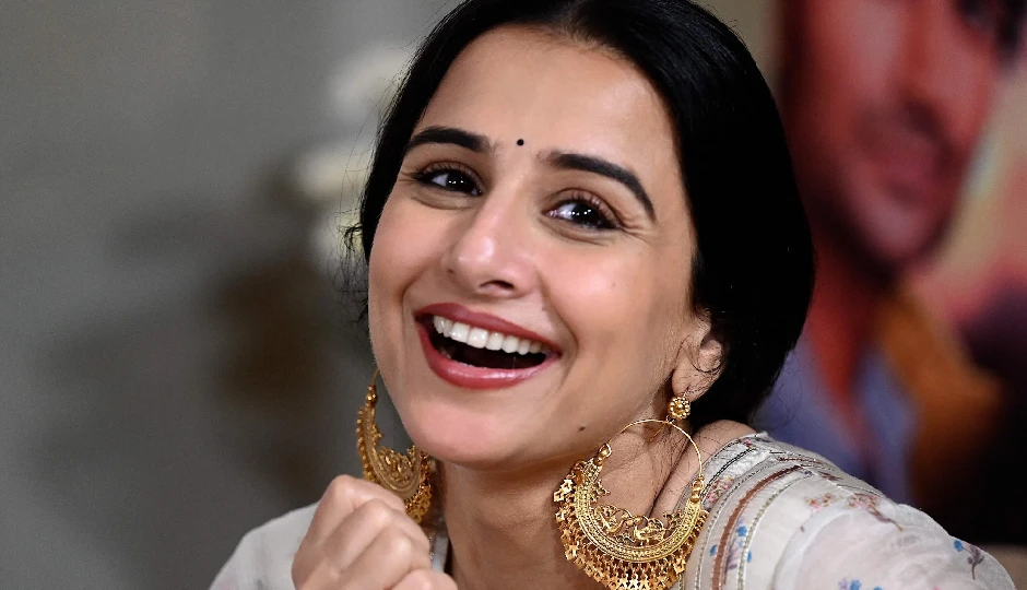 vidya balan intimate scene,sanjay dutt parineeta,vidya balan first romantic scene,bollywood behind the scenes,parineeta movie facts,sanjay dutt gentleman behavior,vidya balan nervous scene,vidya balan and sanjay dutt,bollywood intimate scene stories,vidya balan early career