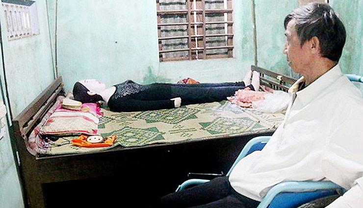  कब्र से निकाल लाया अपनी पत्नी के अवशेष, बनवाया स्टैच्यू, पिछले 17 सालों से रख रहा है उसका ध्यान