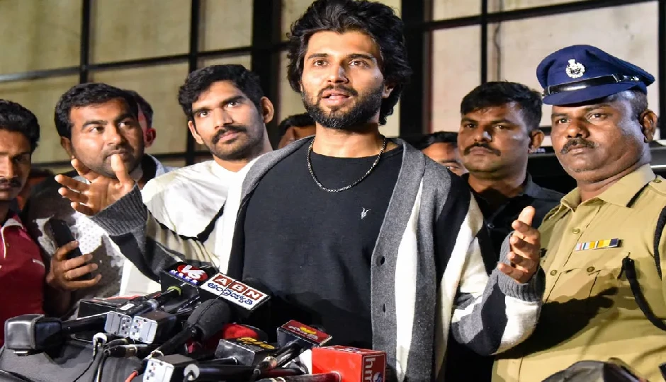 ऑनलाइन सट्टेबाजी केस: ‘किंगडम’ की रिलीज के बीच ED के सामने पेश हुए विजय देवरकोंडा, कहा- नहीं कमाया कोई पैसा