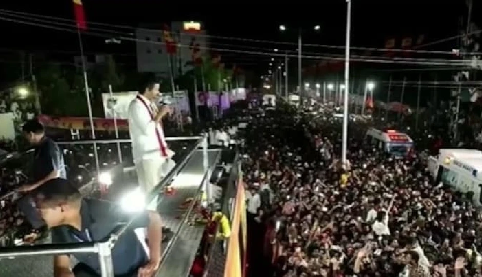 TVK प्रमुख विजय ने भगदड़ स्थल छोड़ा: हाई कोर्ट ने की आलोचना, SIT जांच के आदेश दिए