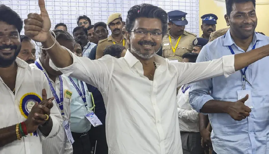 राज्यपाल ने 113 विधायकों के दम पर सरकार चलाने पर उठाए सवाल, थलापति विजय बोले—फ्लोर टेस्ट के लिए तैयार हूं