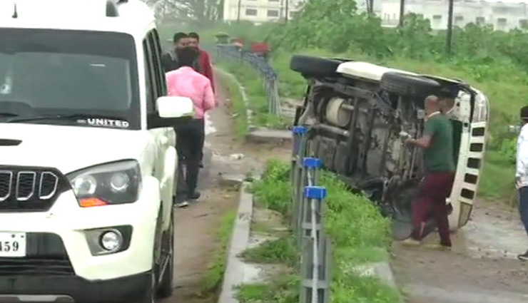 विकास दुबे एनकाउंटर / STF ने कहा - मवेशियों को बचाने में गाड़ी पलटी, विकास को जिंदा पकड़ना चाहते थे, लेकिन...