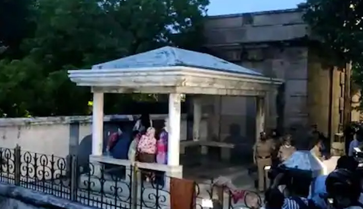 गैंगस्‍टर विकास दुबे के अंतिम संस्कार के दौरान, पत्नी ऋचा ने दी धमकी, कहा - एक दिन करूंगी सबका हिसाब