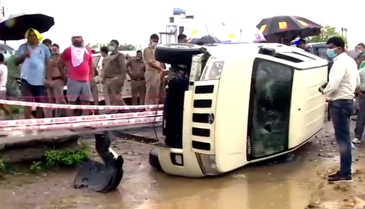 विकास दुबे एनकाउंटर / सवालों के घेरे में पुलिस का बयान, पहले कहा - बारिश की वजह से पलटी कार अब बोली- सामने आ गया था मवेशियों का झुंड 