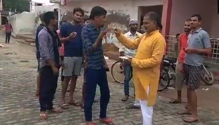 विकास दुबे के एनकाउंटर के बाद शिवली गांव में जश्न, पुलिसकर्मियों का सम्मान 