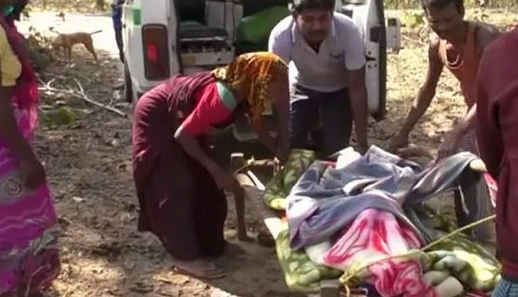 Villagers carry a pregnant woman on makeshift stretcher for over 5 km in Jarwahi village
