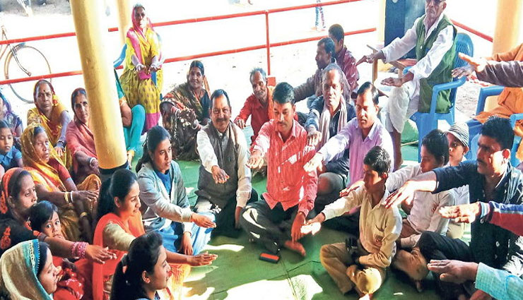 मोबाइल-इंटरनेट के कारण लोगों के मन में दूरियां न बढ़ें इसलिए इस गांव ने अपनाया अनोखा तरीका, हो रही है तारीफ