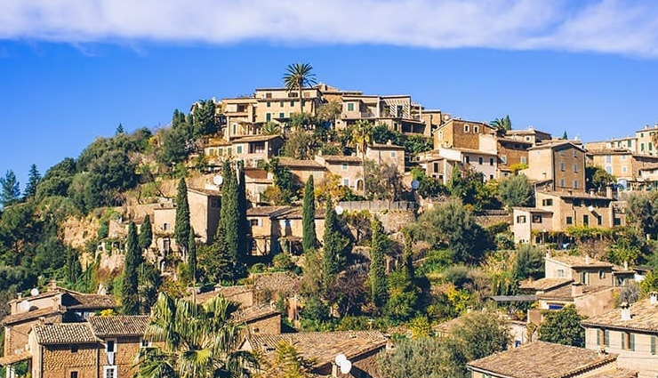 must visit villages,most beautiful viilages,clovelly,england,deia,spain,woodstock,vermont,bellagio,italy,wengen,switzerland,les baux,france,ara,ska,bing,denmark,motovun,croatia,north hatley,quebec,canada