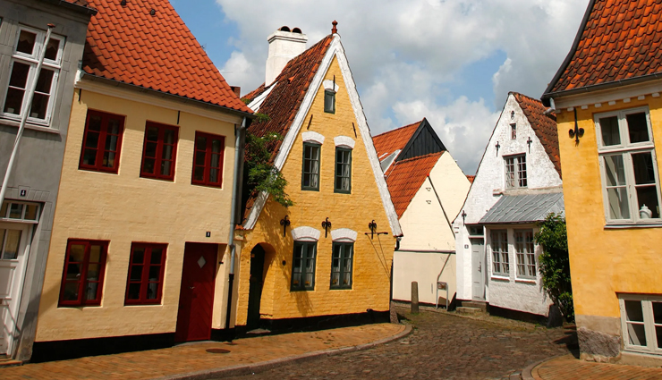 must visit villages,most beautiful viilages,clovelly,england,deia,spain,woodstock,vermont,bellagio,italy,wengen,switzerland,les baux,france,ara,ska,bing,denmark,motovun,croatia,north hatley,quebec,canada