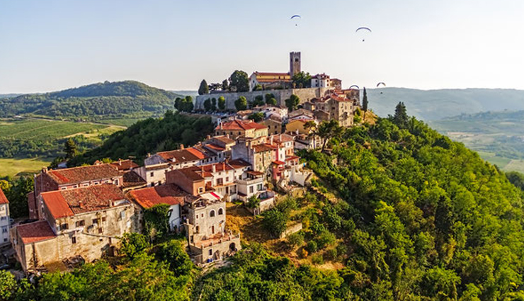 must visit villages,most beautiful viilages,clovelly,england,deia,spain,woodstock,vermont,bellagio,italy,wengen,switzerland,les baux,france,ara,ska,bing,denmark,motovun,croatia,north hatley,quebec,canada