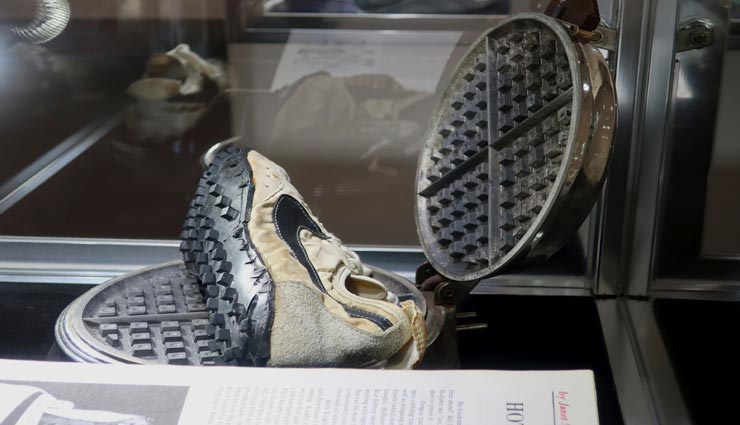 आखिर 35 साल पुराने ये जूते क्यों बिके 4.60 करोड़ रुपये में, जानें खासियत 