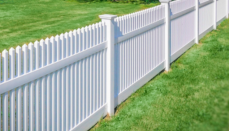 fence material guide,choosing the right fence material,types of fence materials,factors to consider when selecting fence material,fence material comparison,wood fence vs vinyl fence,metal fence vs wood fence,benefits of aluminum fence,pros and cons of chain link fence,how to choose the best fence material for your needs