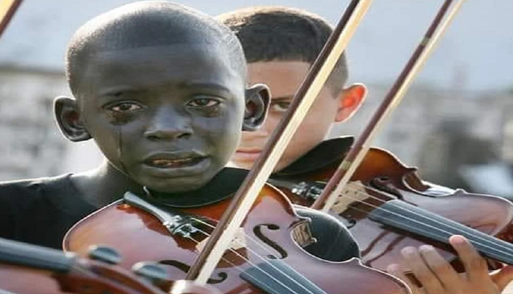आपकी आंखें भी नम कर देगी रोते हुए वायलिन बजाते इस बच्चे की कहानी! 