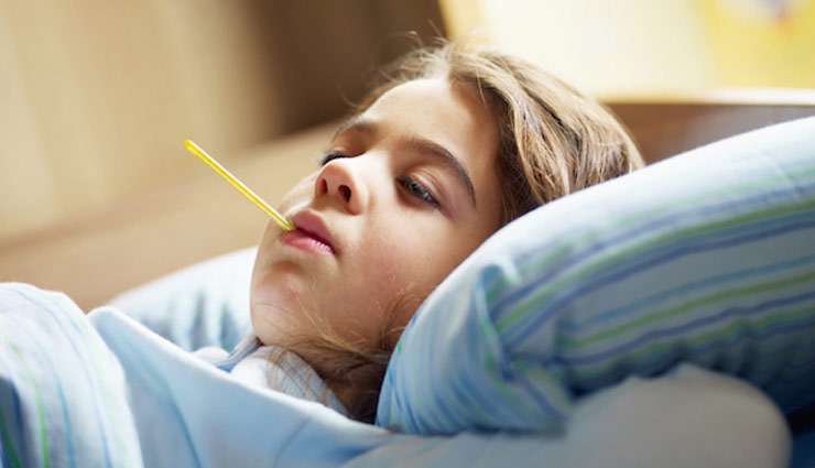 बारिश के दिनों में बुखार होने पर रखे इन बातों का विशेष ध्यान