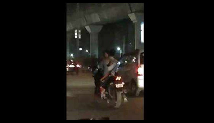 दिल्ली: बाइक पर किस करते कपल का वीडियो वायरल