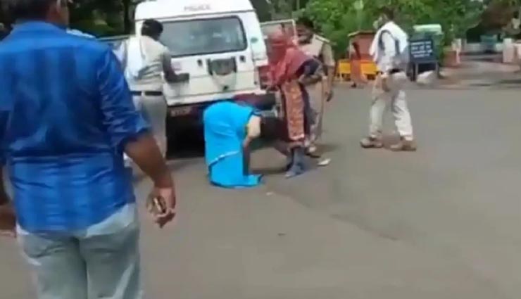 VIDEO : मास्क नहीं लगाने पर दिखा पुलिस की बेरहमी का वीभत्स नजारा, महिला को लात-घूंसों से पीटा और घसीटा