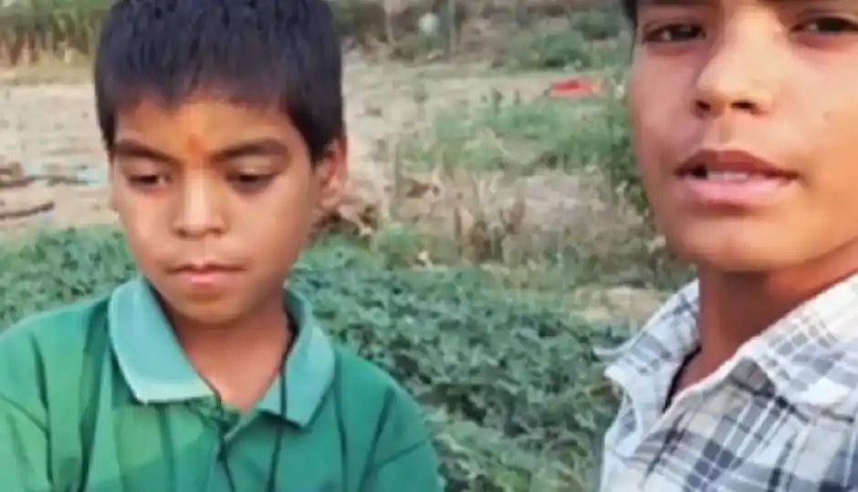 इस मासूम बच्चे ने खोल दी समाज की पोल, वीडियो देख आप भी शेयर करने से खुद को नहीं रोक पाएंगे