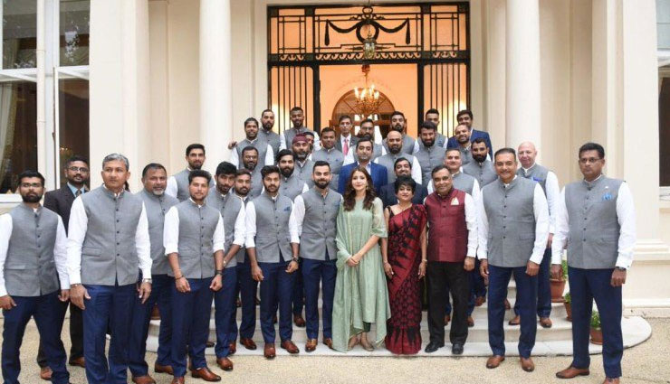 विराट कोहली की वजह से ट्रोल हुईं अनुष्का शर्मा, यूजर्स ने पूछा- 'वाइस कैप्‍टन आखिरी पंक्ति में और भारतीय क्रिकेट की फर्स्‍ट लेडी पहली लाइन में..'