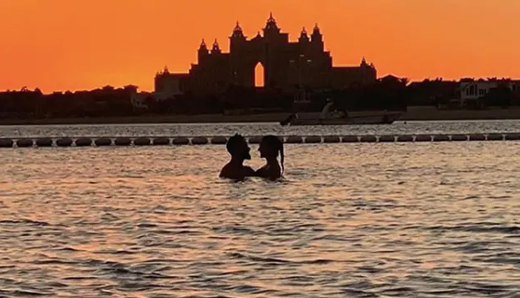 समुद्र में रोमांटिक अंदाज में नजर आए विराट और अनुष्का, खूबसूरत Photo हुई वायरल