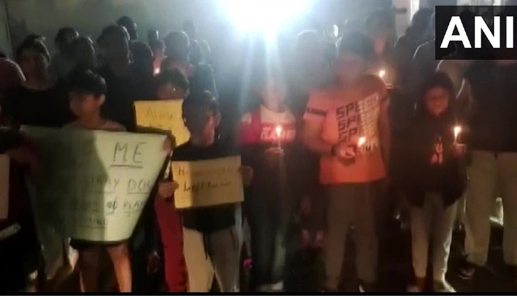 नोएडा में कुत्ते के हमले में मासूम की मौत पर लोगों में गुस्सा, कैंडल मार्च निकाल जताई नाराजगी