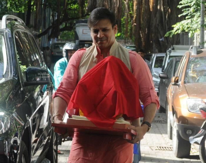 Ganesh Chaturthi 2018: ऋतिक रोशन ने किया 'गणपति' का स्वागत, बप्पा के दर्शन के लिए बहन अर्पिता के घर पहुंचे सलमान खान, तस्वीरे bollywood,ganesh chaturthi 2018,Hrithik Roshan,vivek oberoi,sanjay dutt,ganesh pooja,ganpati