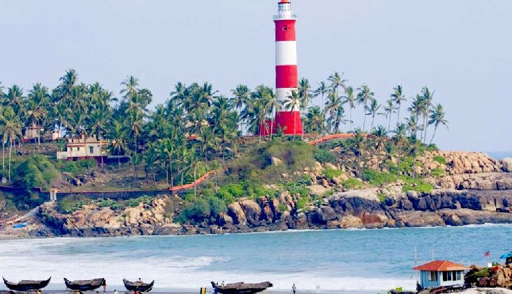 trivandrum historical places,must visit in trivandrum,padmanabhaswamy temple,kowdiar palace,napier museum,anchuthengu fort,vizhinjam lighthouse,attukal bhagavathy temple,kuthiramalika palace,halcyon castle,vizhinjam rock cut cave,beemapally mosque