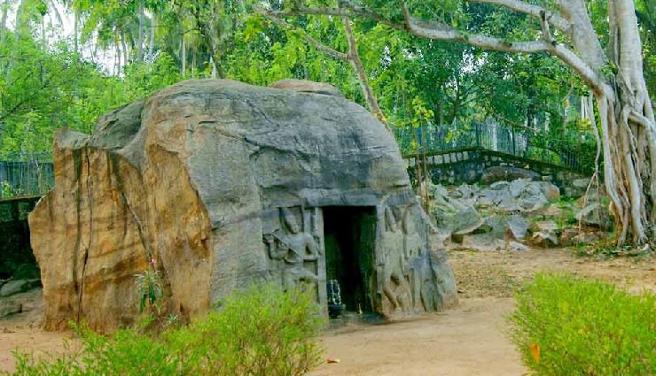 trivandrum historical places,must visit in trivandrum,padmanabhaswamy temple,kowdiar palace,napier museum,anchuthengu fort,vizhinjam lighthouse,attukal bhagavathy temple,kuthiramalika palace,halcyon castle,vizhinjam rock cut cave,beemapally mosque