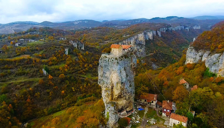 volcanic plugs,volcanic plugs in the world,el penon de guatape,colombia,trosky castle,czech republic,saint michel daiguilhe,france,zuma rock,nigeria