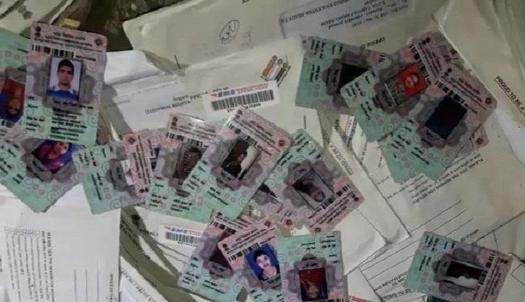 दिल्ली: चुनाव आयोग की बड़ी लापरवाही, कचरे से मिले सैकड़ों वोटर कार्ड
