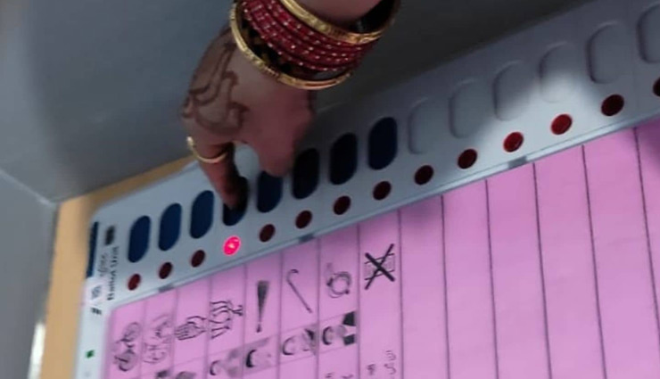 kanpur,mayorpramila pandey,evm,up voting,uttar pradesh voting