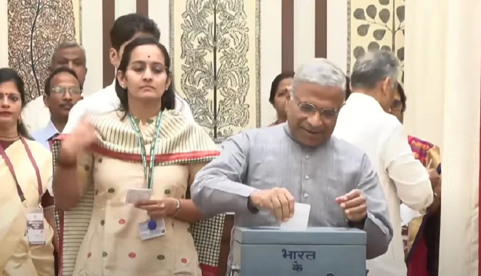 उपराष्ट्रपति चुनाव में विपक्ष को बड़ा झटका, 15 सांसदों ने की क्रॉस वोटिंग; 'गद्दारों' की तलाश तेज़