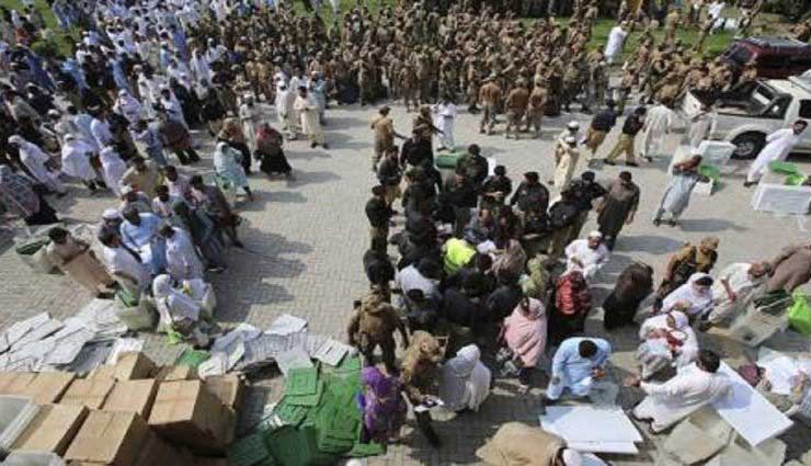 पाकिस्तान चुनाव के लिए मतदान शुरू, आतंकी खतरे की आशंका के चलते 3.71 लाख सैन्य टुकड़ियां व 16 लाख पुलिसकर्मी तैनात