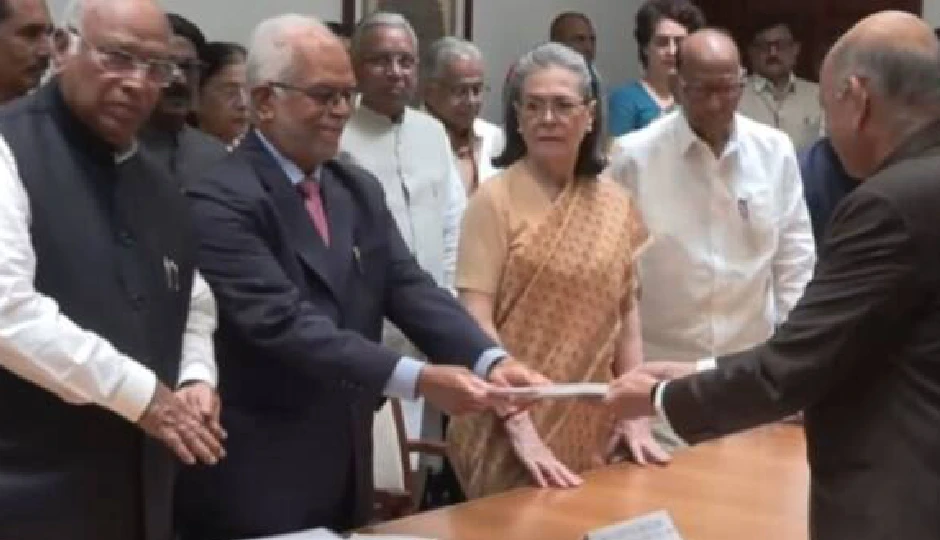 उपराष्ट्रपति पद की दौड़ में बी. सुदर्शन रेड्डी, विपक्षी नेताओं संग दाखिल किया नामांकन