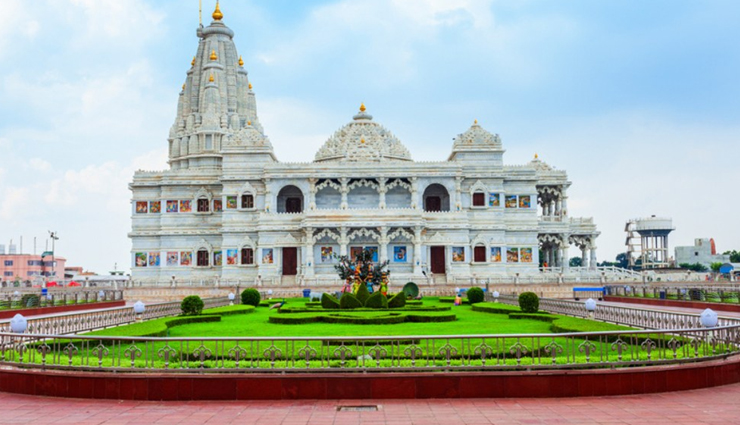 must visit places in uttar pradesh,lucknow tourist attractions,ayodhya pilgrimage sites,sarnath buddhist sites,agra taj mahal,mathura lord krishna,varanasi ganga aarti,prayagraj triveni sangam,kanpur historical landmarks,vrindavan iskcon temple,jhansi rani lakshmibai