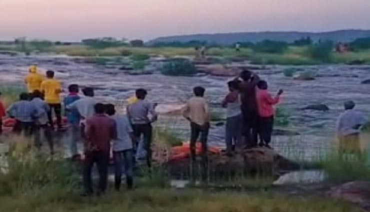 भीलवाड़ा : सेवन फॉल झरने के तेज बहाव में फंसे पिकनिक मनाने गए 30 लोग, 5 घंटे की मशक्कत के बाद किया रेस्क्यू