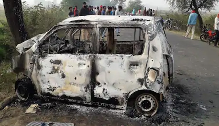  प्रयागराज: बेकाबू कार पेड़ से टकराई, हादसे में तीन लोग जिंदा जले