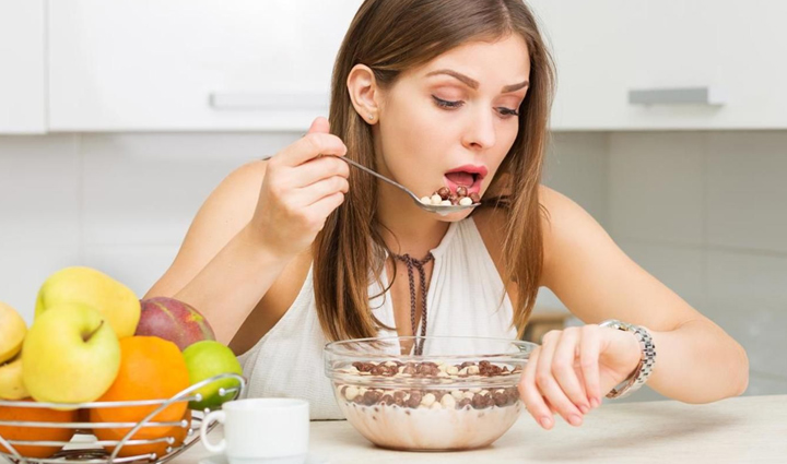 खाने से जुड़ी इन आदतों को छोड़ने में ही हैं आपकी भलाई, बनती हैं तेजी से वजन बढ़ने का कारण leaving these habits related to food is good for you it becomes the reason for rapid weight gain,Health,healthy living