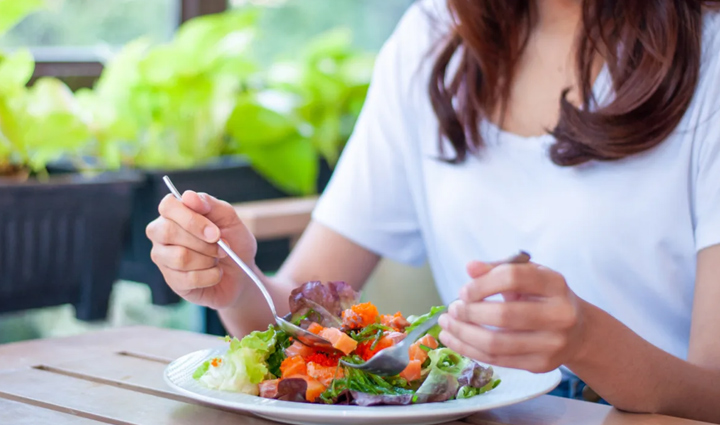 खाने से जुड़ी इन आदतों को छोड़ने में ही हैं आपकी भलाई, बनती हैं तेजी से वजन बढ़ने का कारण leaving these habits related to food is good for you it becomes the reason for rapid weight gain,Health,healthy living