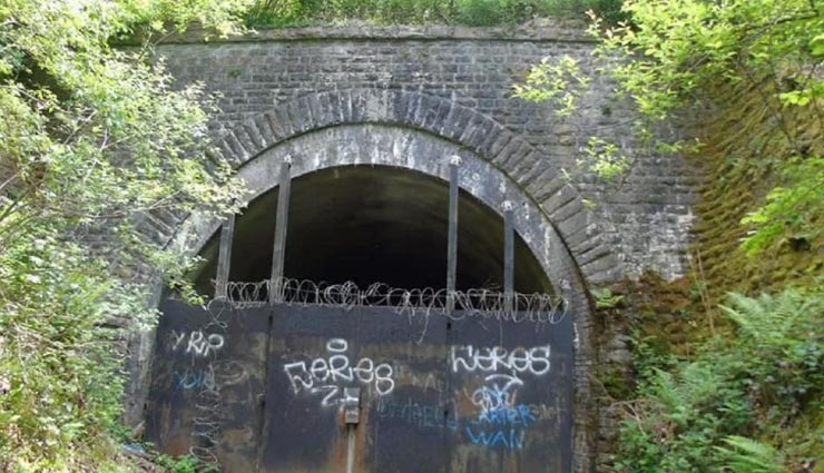 weird news,weird place,hidden railway tunnel,wales abernant ,अनोखी खबर, अनोखी जगह, गुप्त रेलवे सुरंग, एबरनेंट सुरंग