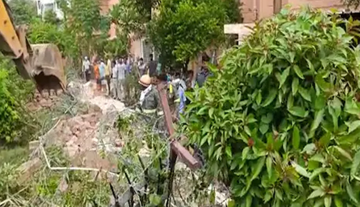 नोएडा में 100 मीटर लंबी दीवार गिरी, 3 लोगों की मौत, नाली की ईंटें निकालते समय हुआ हादसा