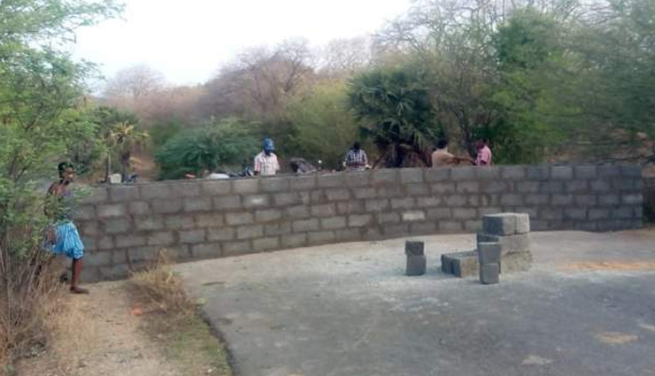 कोरोना लॉकडाउन / दो राज्यों की बॉर्डर पर लोगों को रोकने के लिए बनाई दीवार