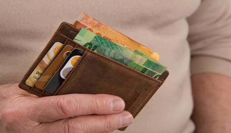 weird news,weird incident,weird trick,london incident,honest person,returns mans lost wallet,using  bank trick