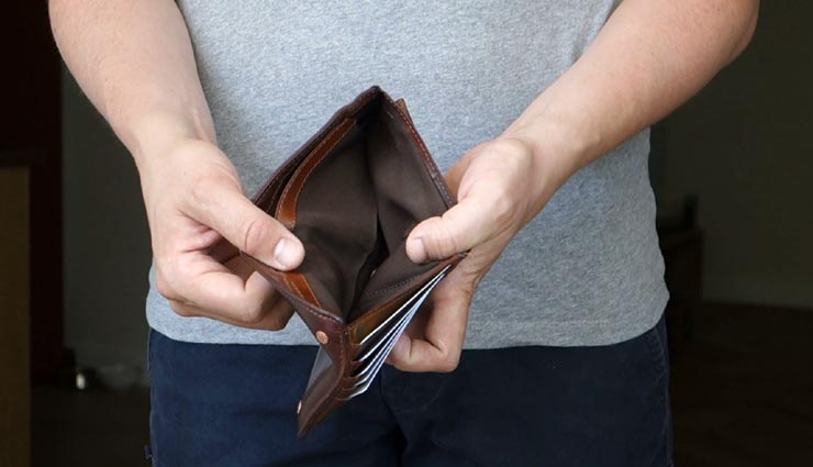 पर्स में रखी गई ये 4 चीजें, डालती है जीवन पर बुरा प्रभाव