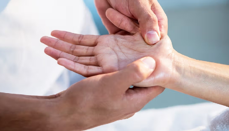 finger swelling causes,home remedies for swollen fingers,pain relief for fingers,inflammation in fingers,swollen finger treatment,fluid retention in fingers,finger injury remedies,finger sprain relief,high salt intake effects,rheumatoid arthritis finger swelling,natural treatments for finger pain,swollen finger due to infection