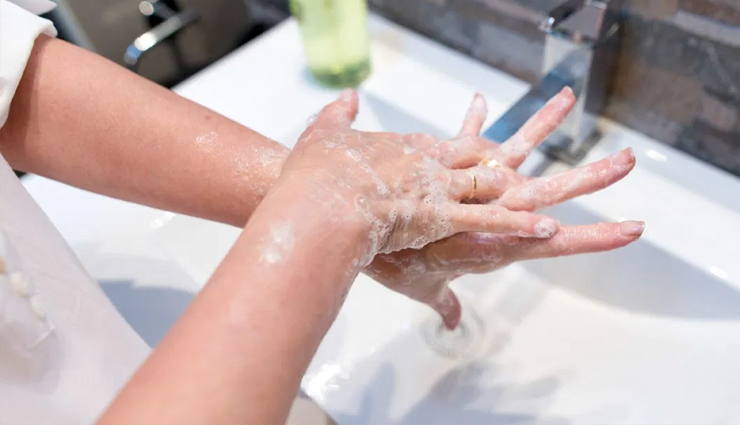 contact lenses,mistakes while using contact lenses,eyes care tips,what can go wrong with contact lenses,contact lenses care tips,healthy living