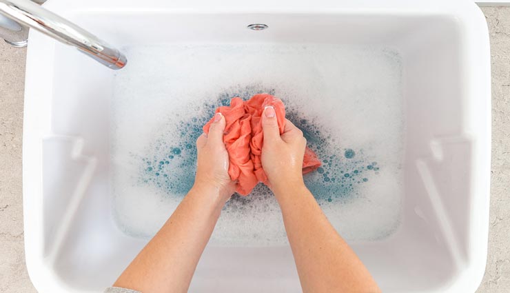 बरसात बनती है धुले हुए कपड़ों में बदबू की वजह, इन 3 उपायों की मदद से दूर होगी यह परेशानी home tips,clothes tips,clothes in rainy days,tips to get rid of the smell from clothes,clothes care tips